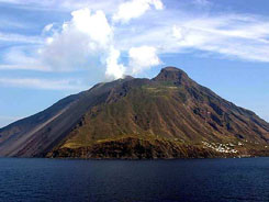 Mga naninirahan sa "Volcano Island," ayaw lumikas; 77-anyos, magtatapos